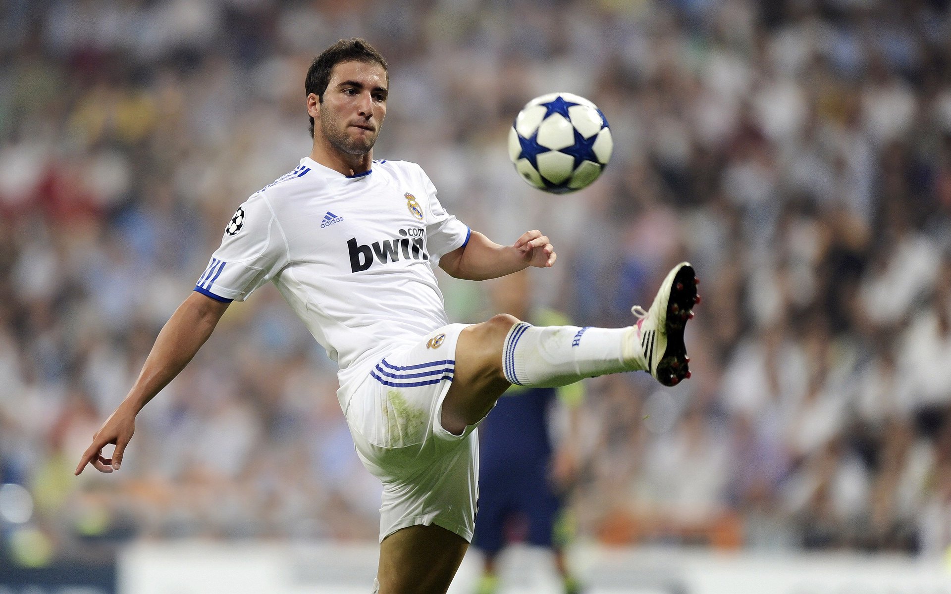 球员在比赛中展现对手无法防范的招牌动作,在比赛中持球队员倒地或坐在地上时比赛应继续进行