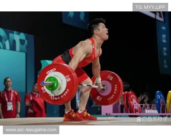 举重选手抓举动作一气呵成