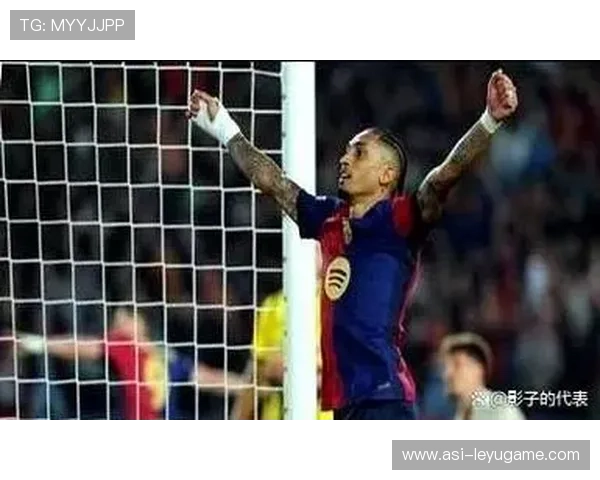 巴萨边路策动快攻,拉菲尼亚抽射直挂死角